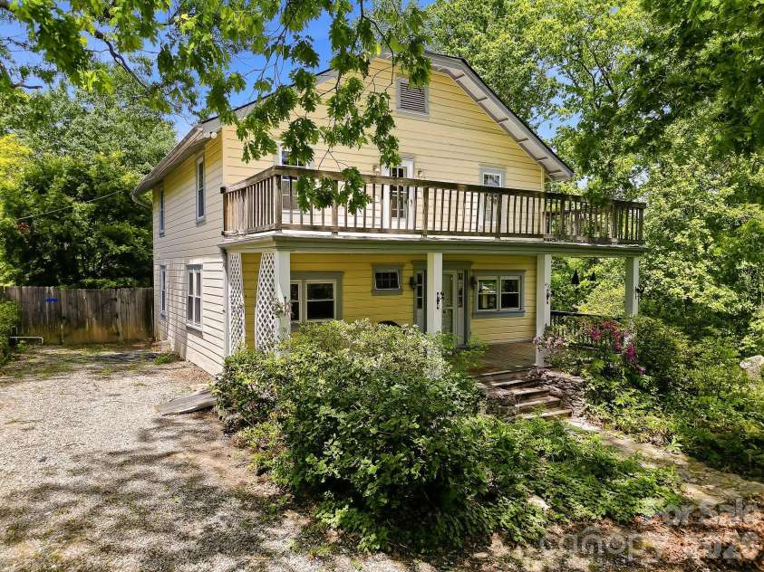 479 St Pauls Road, Hendersonville, NC 28792.  MLS# CAR4378767, YatesRealty ID 20149. 