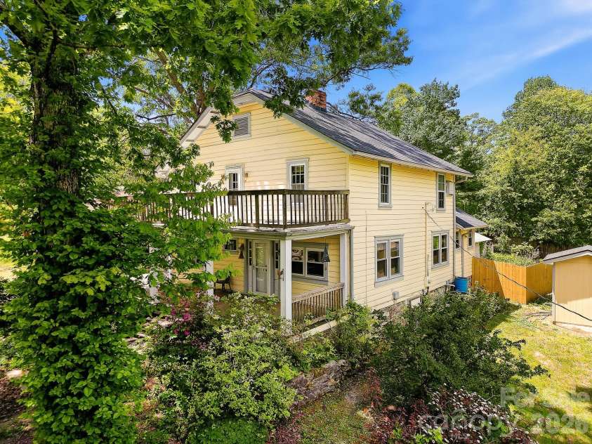 479 St Pauls Road, Hendersonville, NC 28792.  MLS# CAR4378767, YatesRealty ID 20149. 