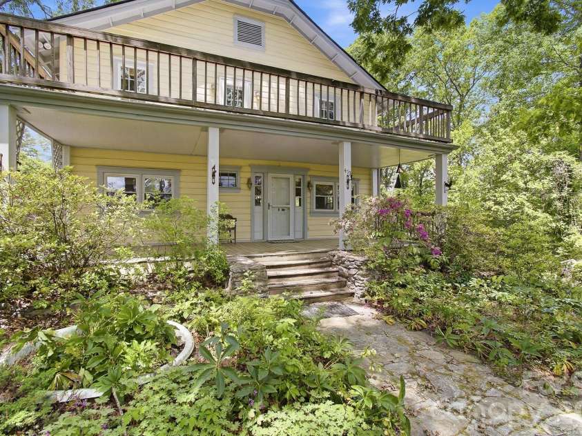 479 St Pauls Road, Hendersonville, NC 28792.  MLS# CAR4378767, YatesRealty ID 20149. 