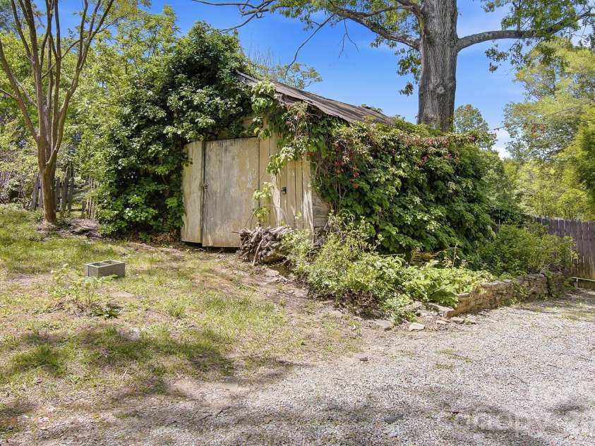 479 St Pauls Road, Hendersonville, NC 28792.  MLS# CAR4378767, YatesRealty ID 20149. 