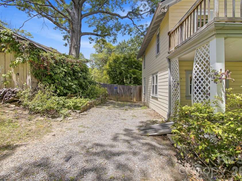 479 St Pauls Road, Hendersonville, NC 28792.  MLS# CAR4378767, YatesRealty ID 20149. 