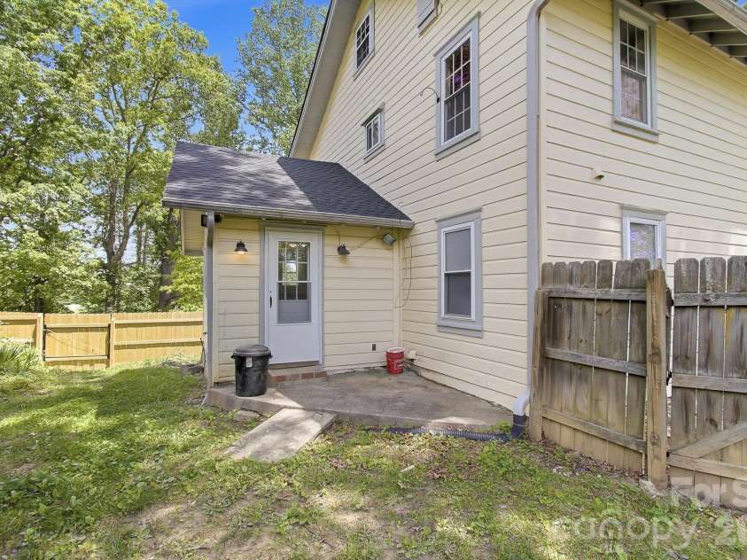 479 St Pauls Road, Hendersonville, NC 28792.  MLS# CAR4378767, YatesRealty ID 20149. 