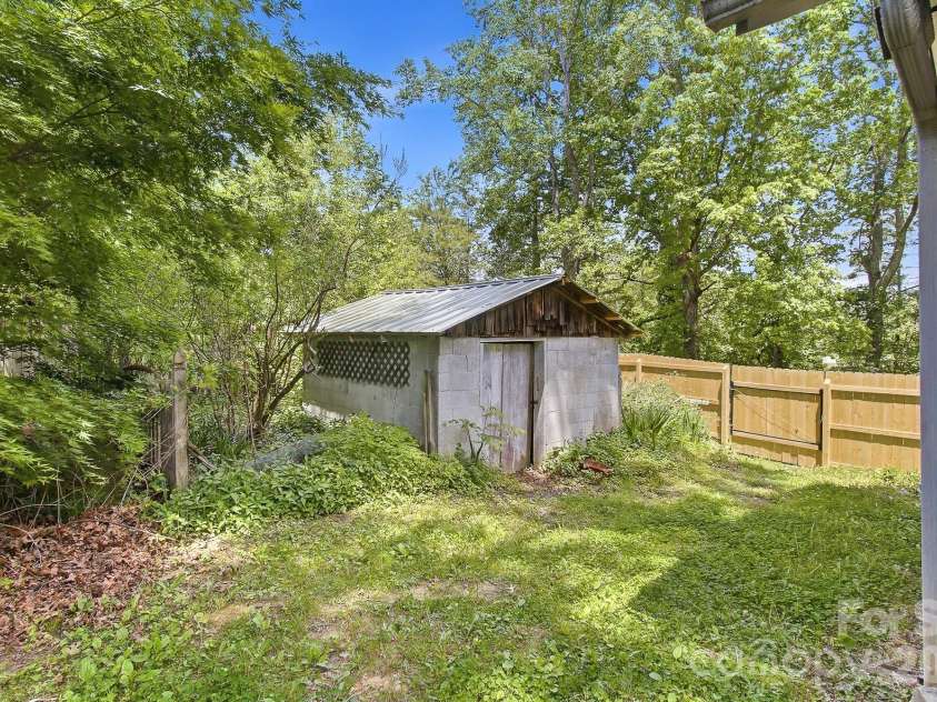 479 St Pauls Road, Hendersonville, NC 28792.  MLS# CAR4378767, YatesRealty ID 20149. 
