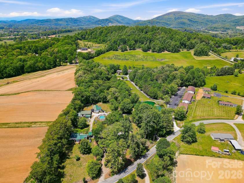 479 St Pauls Road, Hendersonville, NC 28792.  MLS# CAR4378767, YatesRealty ID 20149. 