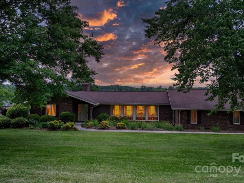 2448 Moss Farm Road, Hickory, NC 28602.  MLS# CAR4258265, YatesRealty ID 20150. 