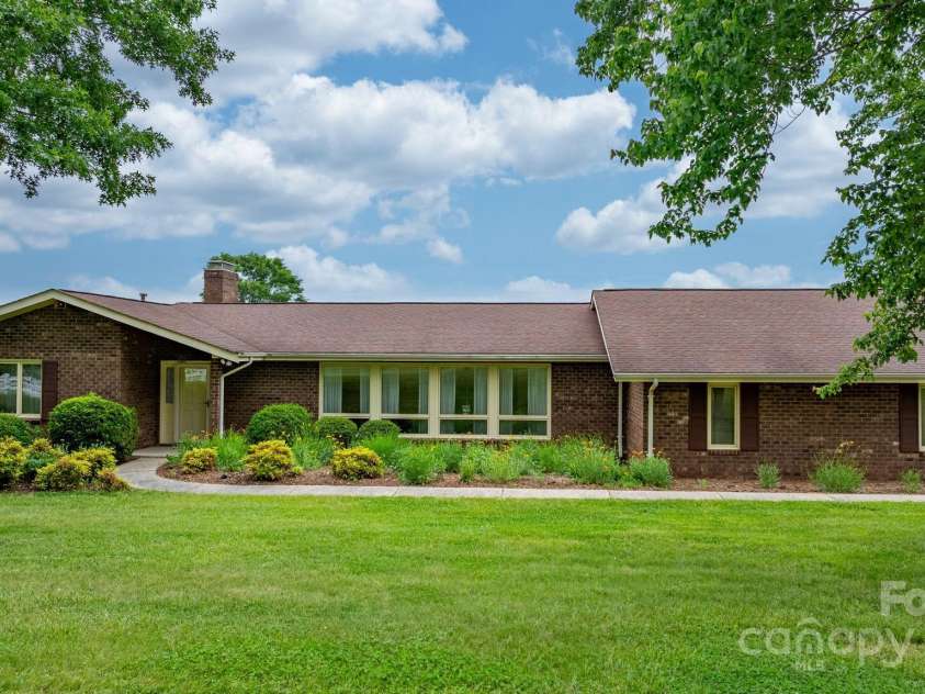 2448 Moss Farm Road, Hickory, NC 28602.  MLS# CAR4258265, YatesRealty ID 20150. 