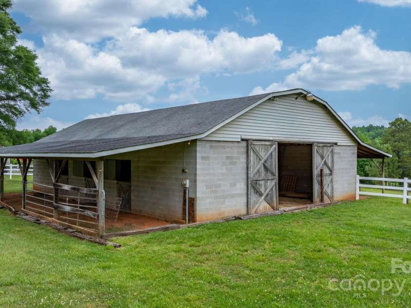 2448 Moss Farm Road, Hickory, NC 28602.  MLS# CAR4258265, YatesRealty ID 20150. 