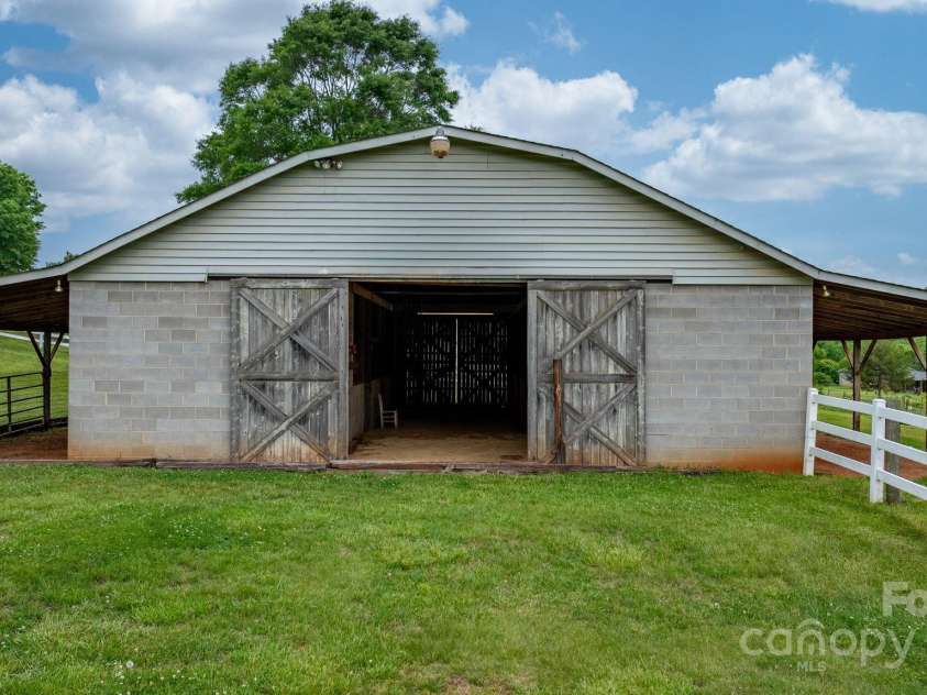 2448 Moss Farm Road, Hickory, NC 28602.  MLS# CAR4258265, YatesRealty ID 20150. 