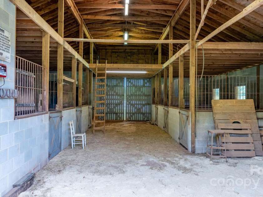 2448 Moss Farm Road, Hickory, NC 28602.  MLS# CAR4258265, YatesRealty ID 20150. 