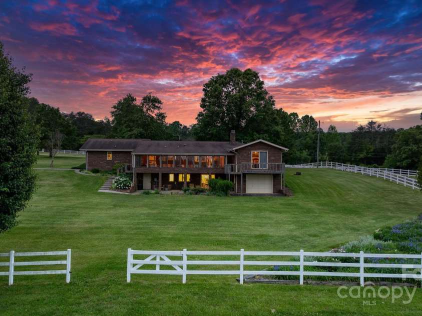 2448 Moss Farm Road, Hickory, NC 28602.  MLS# CAR4258265, YatesRealty ID 20150. 