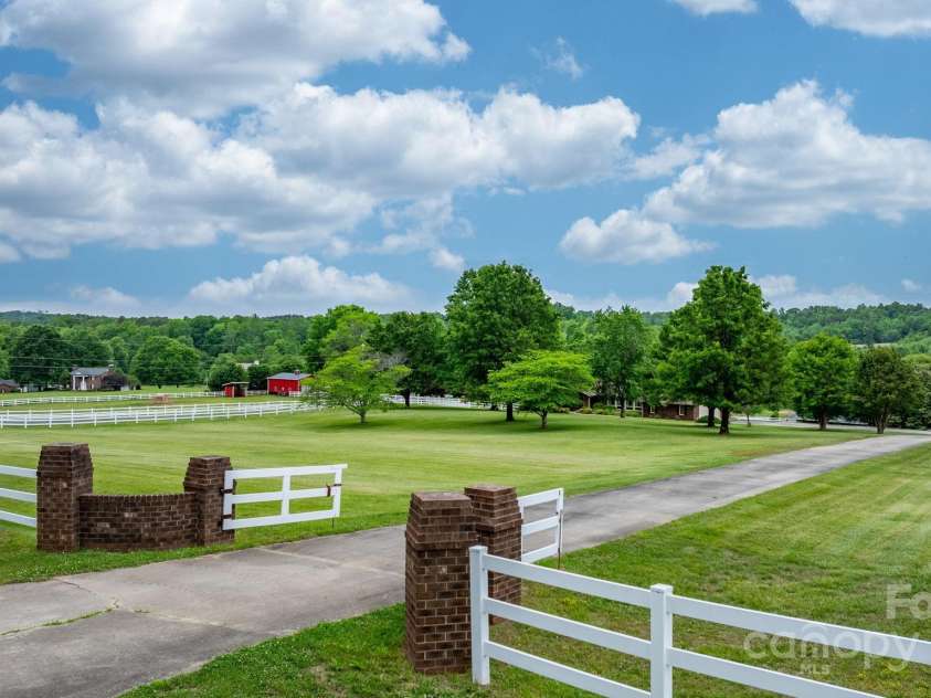 2448 Moss Farm Road, Hickory, NC 28602.  MLS# CAR4258265, YatesRealty ID 20150. 