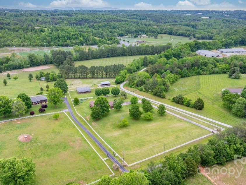 2448 Moss Farm Road, Hickory, NC 28602.  MLS# CAR4258265, YatesRealty ID 20150. 