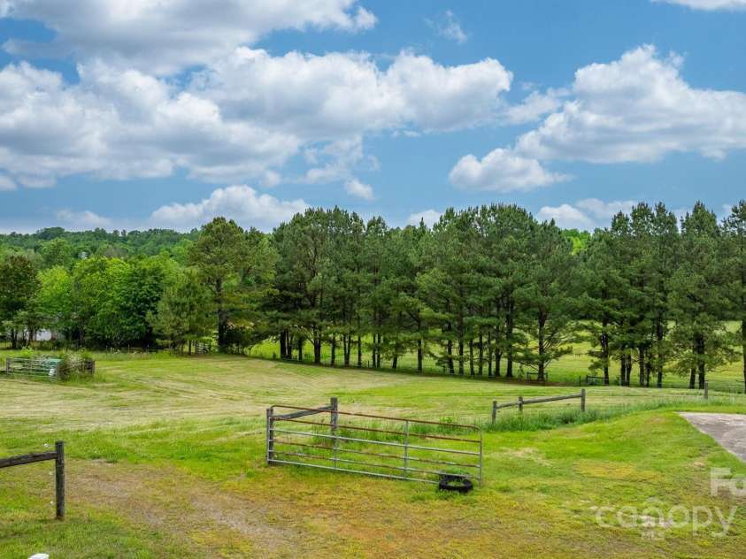 2448 Moss Farm Road, Hickory, NC 28602.  MLS# CAR4258265, YatesRealty ID 20150. 