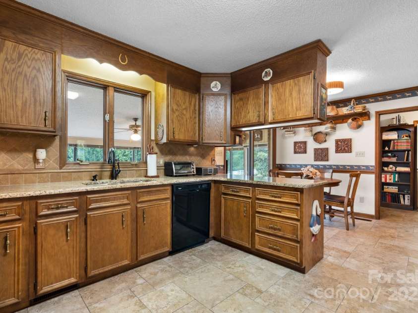 2448 Moss Farm Road, Hickory, NC 28602.  MLS# CAR4258265, YatesRealty ID 20150. 