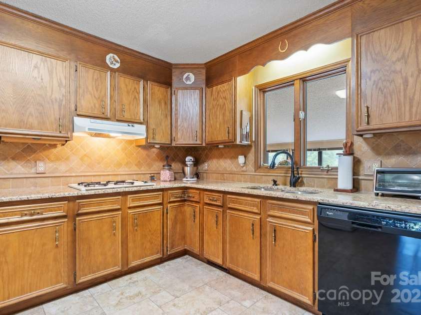 2448 Moss Farm Road, Hickory, NC 28602.  MLS# CAR4258265, YatesRealty ID 20150. 