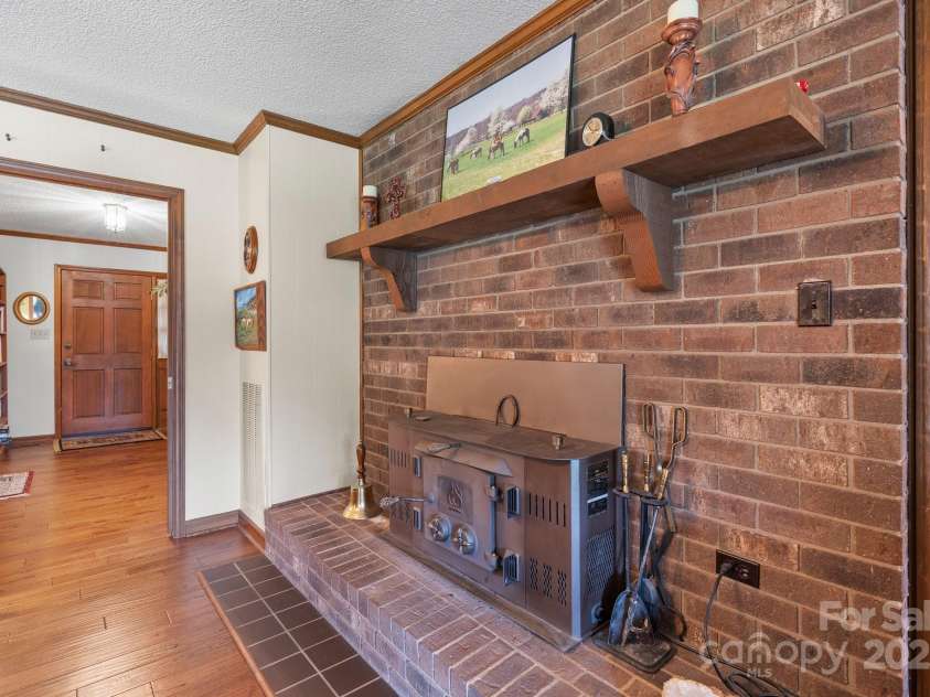 2448 Moss Farm Road, Hickory, NC 28602.  MLS# CAR4258265, YatesRealty ID 20150. 