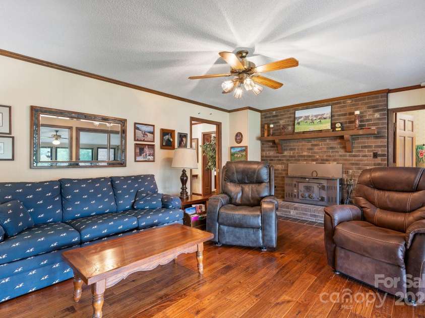 2448 Moss Farm Road, Hickory, NC 28602.  MLS# CAR4258265, YatesRealty ID 20150. 