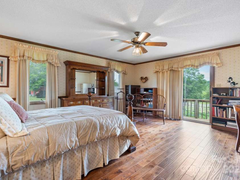 2448 Moss Farm Road, Hickory, NC 28602.  MLS# CAR4258265, YatesRealty ID 20150. 