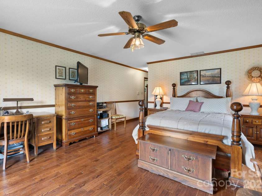 2448 Moss Farm Road, Hickory, NC 28602.  MLS# CAR4258265, YatesRealty ID 20150. 