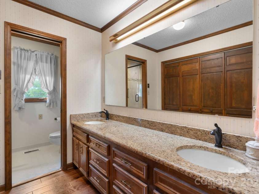 2448 Moss Farm Road, Hickory, NC 28602.  MLS# CAR4258265, YatesRealty ID 20150. 