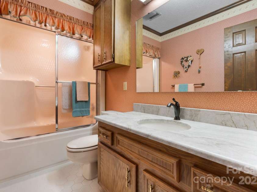 2448 Moss Farm Road, Hickory, NC 28602.  MLS# CAR4258265, YatesRealty ID 20150. 