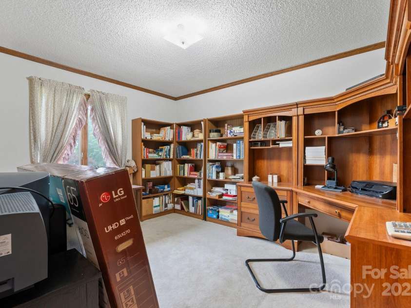 2448 Moss Farm Road, Hickory, NC 28602.  MLS# CAR4258265, YatesRealty ID 20150. 