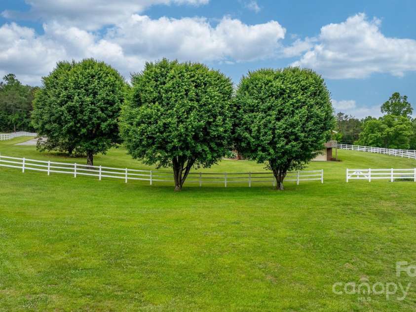 2448 Moss Farm Road, Hickory, NC 28602.  MLS# CAR4258265, YatesRealty ID 20150. 