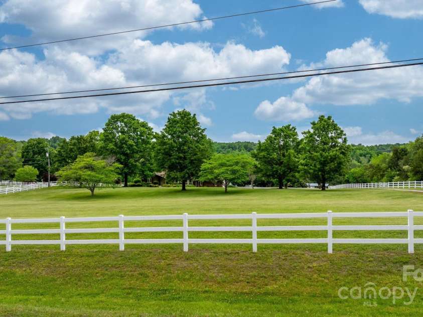 2448 Moss Farm Road, Hickory, NC 28602.  MLS# CAR4258265, YatesRealty ID 20150. 