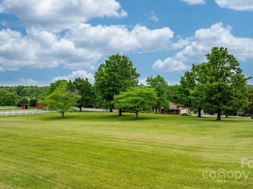 2448 Moss Farm Road, Hickory, NC 28602.  MLS# CAR4258265, YatesRealty ID 20150. 