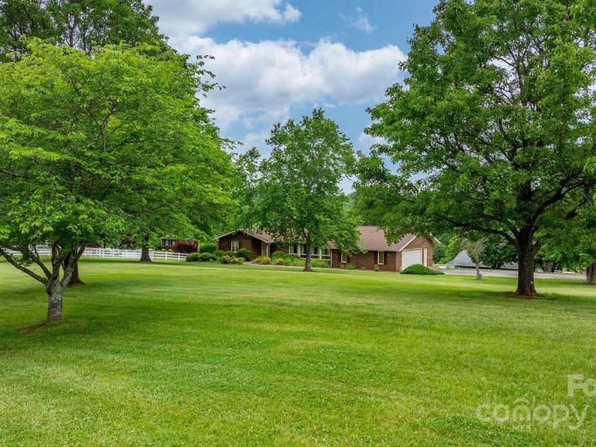 2448 Moss Farm Road, Hickory, NC 28602.  MLS# CAR4258265, YatesRealty ID 20150. 