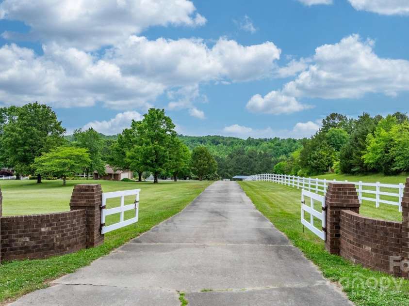 2448 Moss Farm Road, Hickory, NC 28602.  MLS# CAR4258265, YatesRealty ID 20150. 
