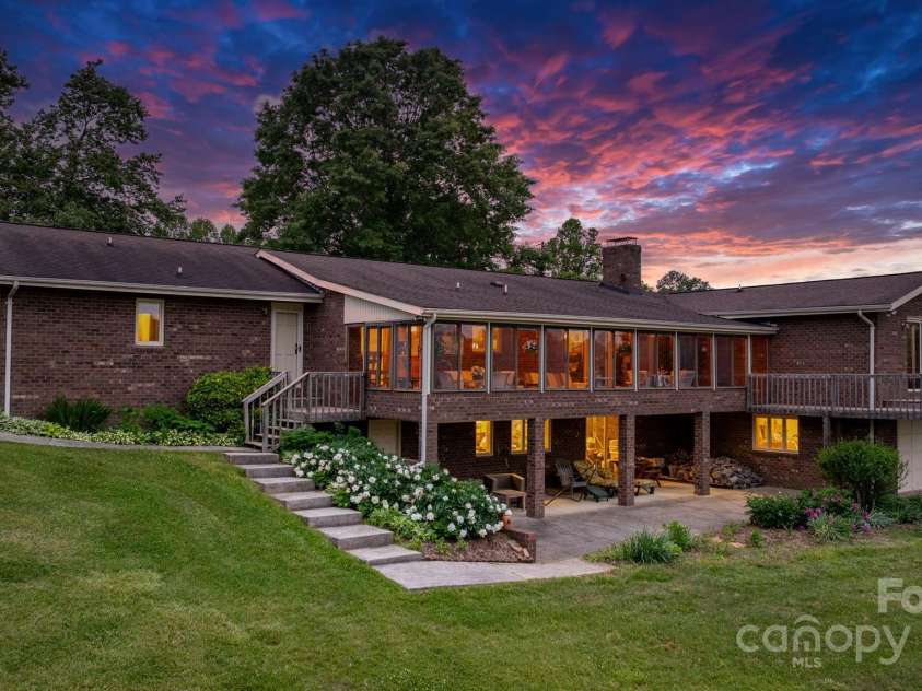 2448 Moss Farm Road, Hickory, NC 28602.  MLS# CAR4258265, YatesRealty ID 20150. 