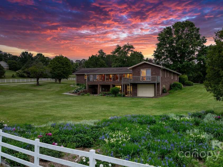 2448 Moss Farm Road, Hickory, NC 28602.  MLS# CAR4258265, YatesRealty ID 20150. 