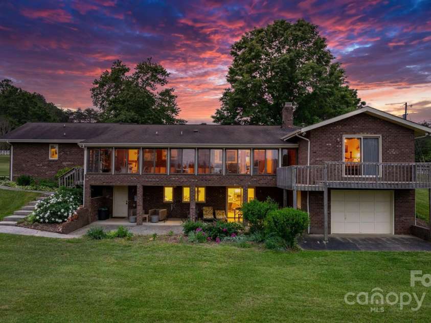 2448 Moss Farm Road, Hickory, NC 28602.  MLS# CAR4258265, YatesRealty ID 20150. 