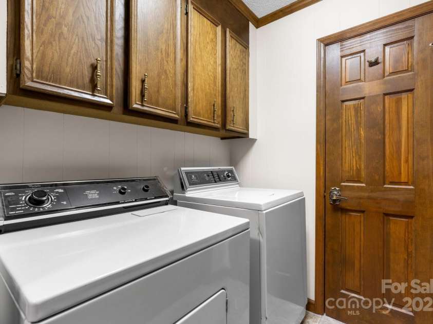 2448 Moss Farm Road, Hickory, NC 28602.  MLS# CAR4258265, YatesRealty ID 20150. 