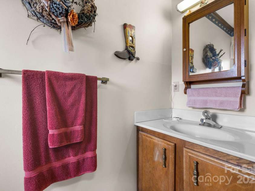 2448 Moss Farm Road, Hickory, NC 28602.  MLS# CAR4258265, YatesRealty ID 20150. 