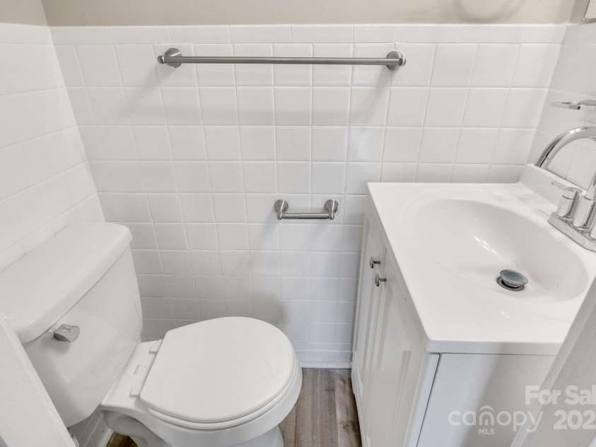 3637 Glenville Avenue, Charlotte, NC 28215.  MLS# CAR4257290, YatesRealty ID 20152. Half bath connected to primary bedroom.