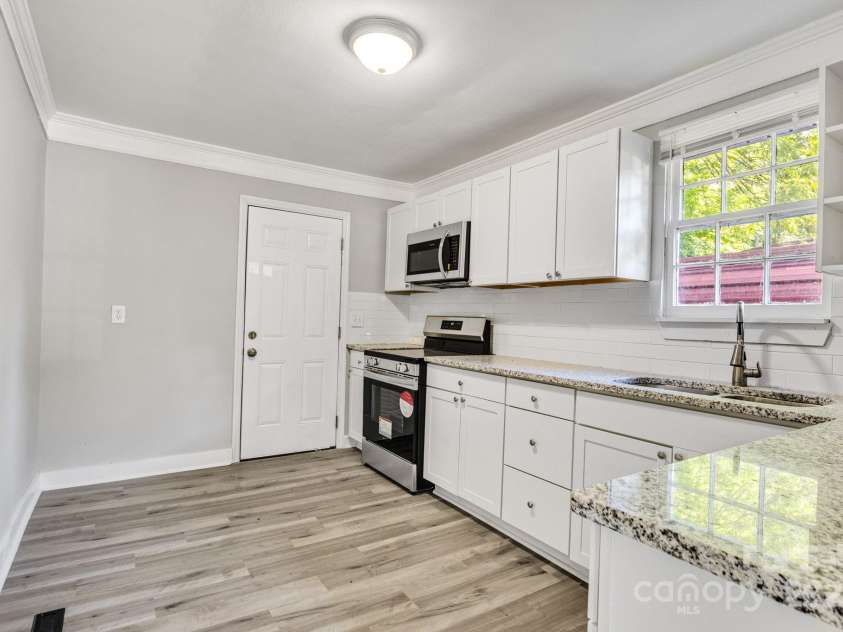 3637 Glenville Avenue, Charlotte, NC 28215.  MLS# CAR4257290, YatesRealty ID 20152. Walking into the remodeled kitchen.