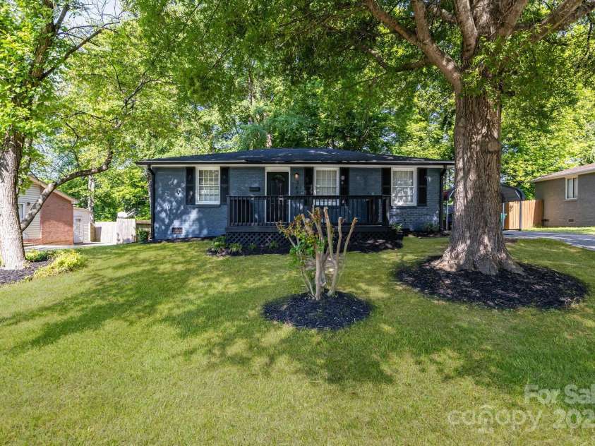 3637 Glenville Avenue, Charlotte, NC 28215.  MLS# CAR4257290, YatesRealty ID 20152. Welcome to 3637 Glenville Ave!!