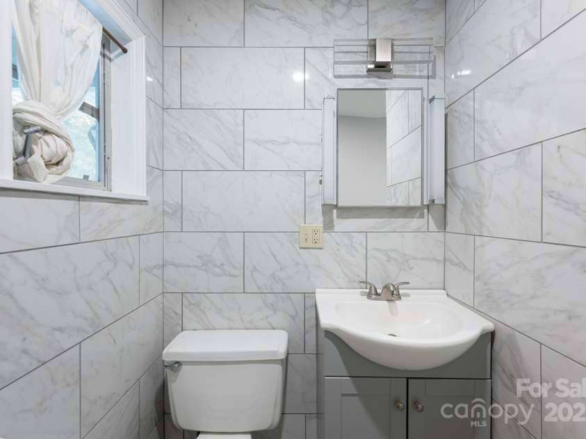 546 Scronce Creek Road, Burnsville, NC 28714.  MLS# CAR4243837, YatesRealty ID 20153. Apartment Bathroom