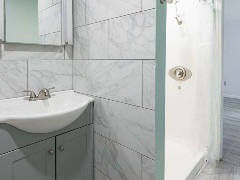 546 Scronce Creek Road, Burnsville, NC 28714.  MLS# CAR4243837, YatesRealty ID 20153. Apartment Bathroom