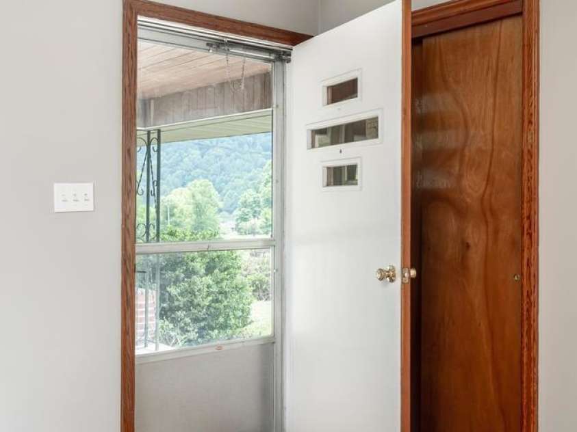 546 Scronce Creek Road, Burnsville, NC 28714.  MLS# CAR4243837, YatesRealty ID 20153. Entry