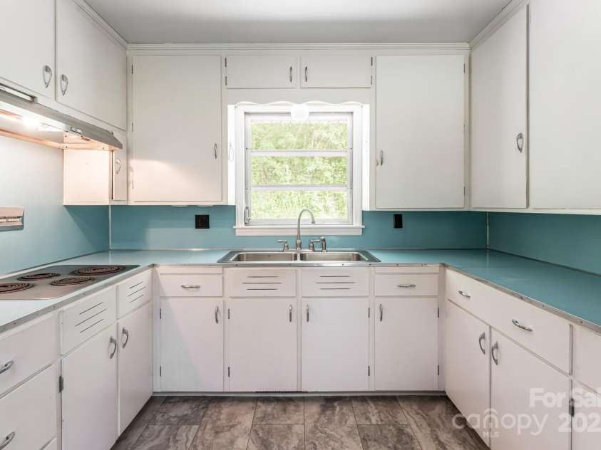 546 Scronce Creek Road, Burnsville, NC 28714.  MLS# CAR4243837, YatesRealty ID 20153. Large Retro Kitchen