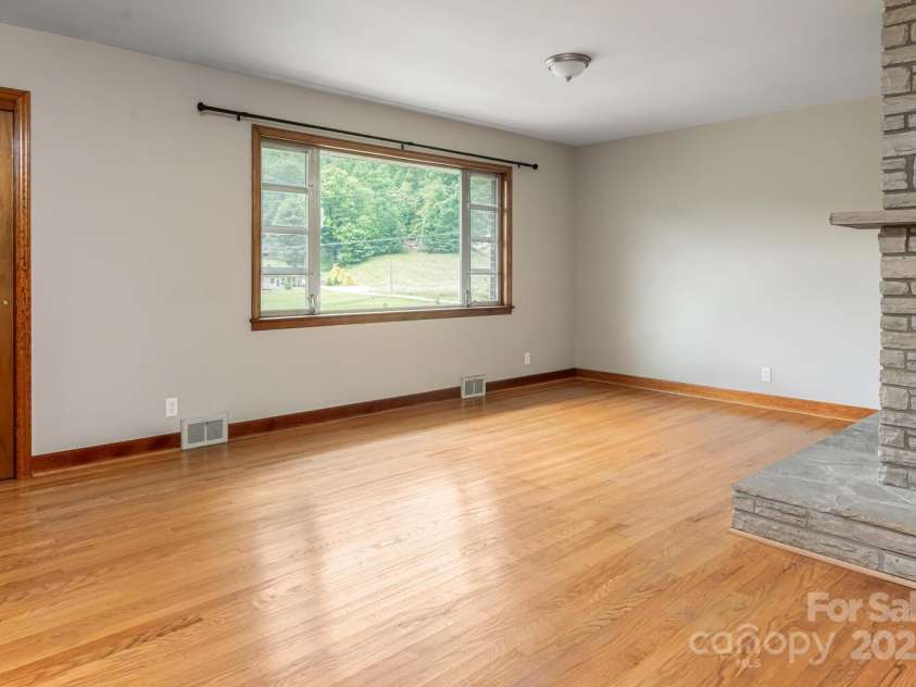 546 Scronce Creek Road, Burnsville, NC 28714.  MLS# CAR4243837, YatesRealty ID 20153. Living Room