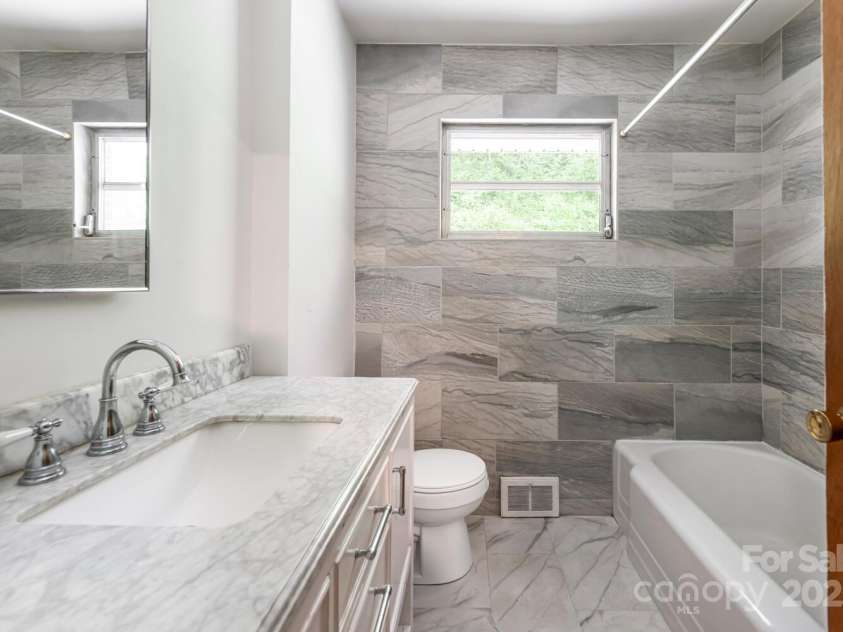 546 Scronce Creek Road, Burnsville, NC 28714.  MLS# CAR4243837, YatesRealty ID 20153. Main house main bath