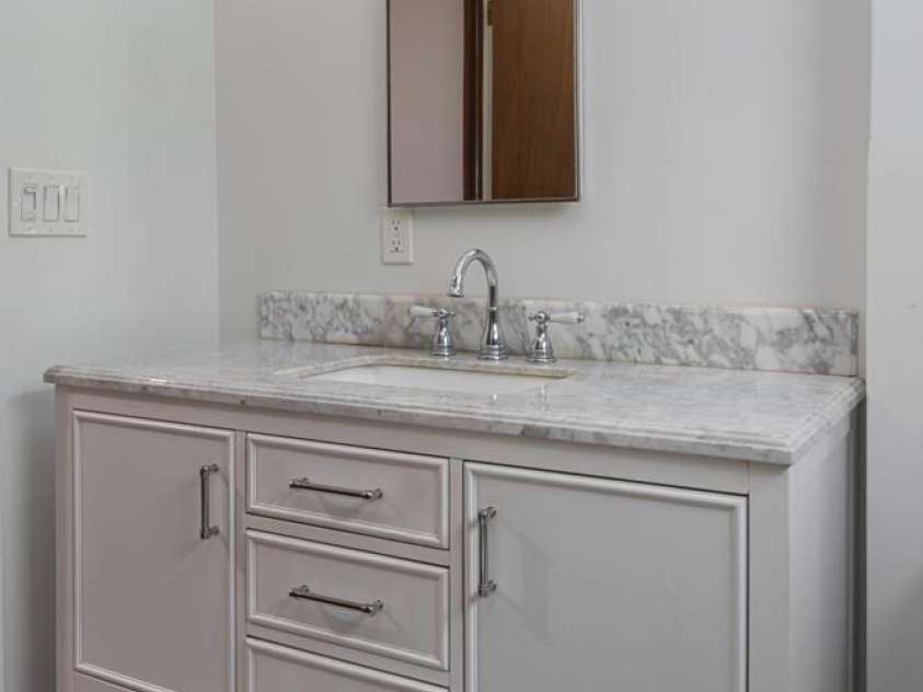 546 Scronce Creek Road, Burnsville, NC 28714.  MLS# CAR4243837, YatesRealty ID 20153. Main house main bath