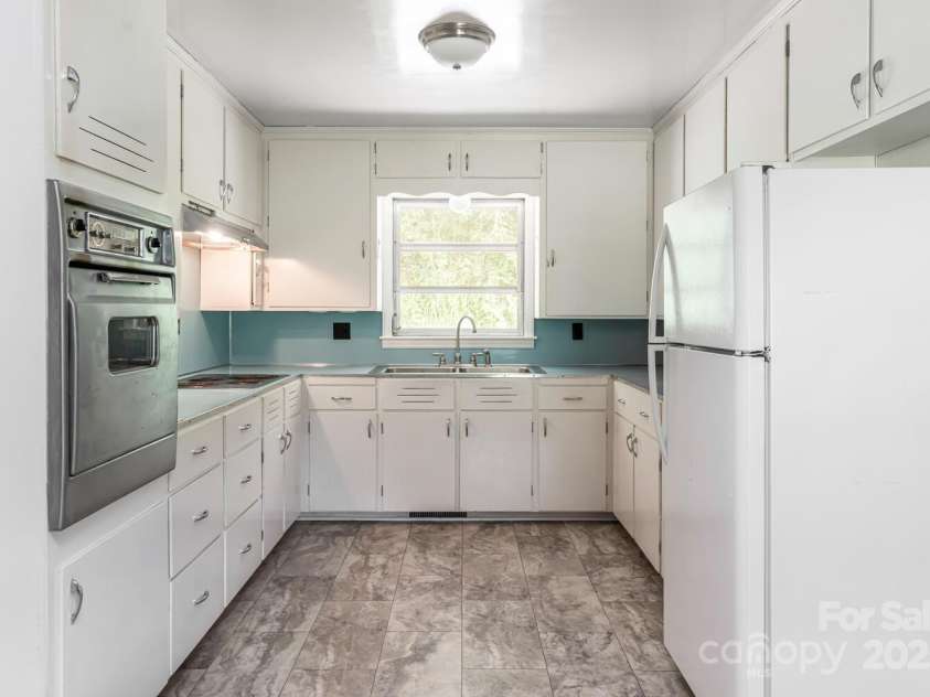 546 Scronce Creek Road, Burnsville, NC 28714.  MLS# CAR4243837, YatesRealty ID 20153. Retro Kitchen