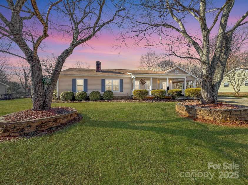 2316 Woodfield Circle, Gastonia, NC 28056.  MLS# CAR4266028, YatesRealty ID 20157. 