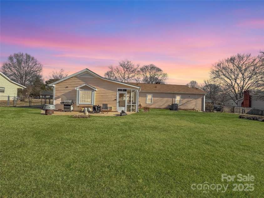 2316 Woodfield Circle, Gastonia, NC 28056.  MLS# CAR4266028, YatesRealty ID 20157. 