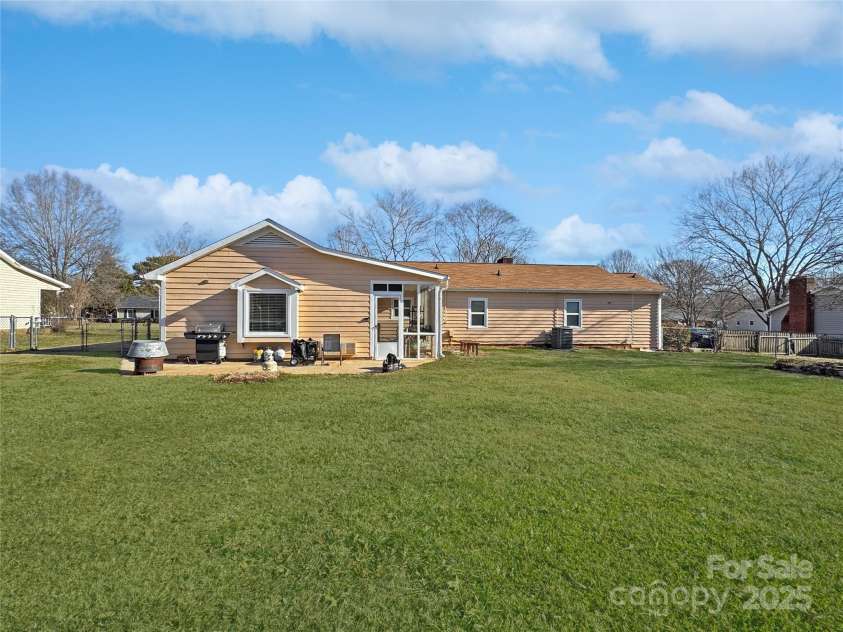 2316 Woodfield Circle, Gastonia, NC 28056.  MLS# CAR4266028, YatesRealty ID 20157. 
